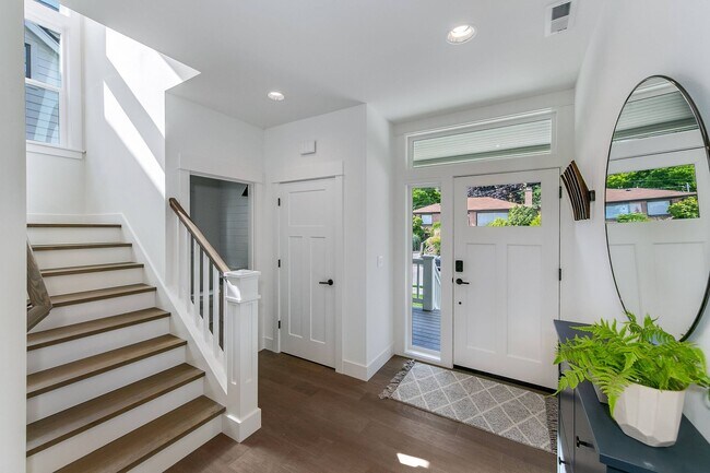 Foto del edificio - Gorgeous 4 Bed/3.5 Bath with Beautiful Fin...