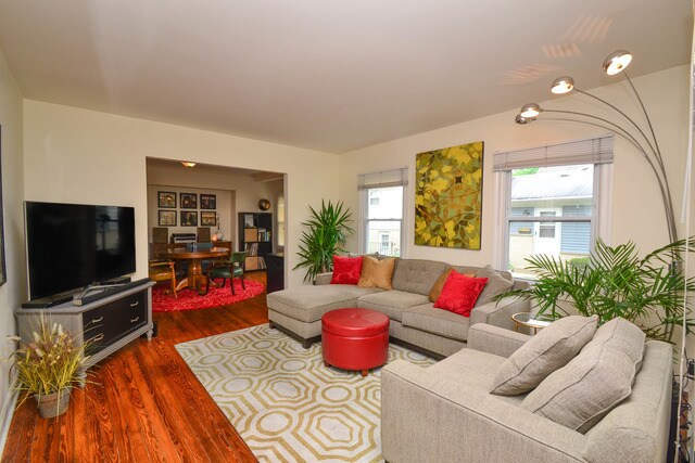 Living Room - 517 Anderson Blvd Apartments