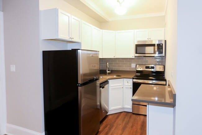 Foto del edificio - 817 W Lakeside Pl