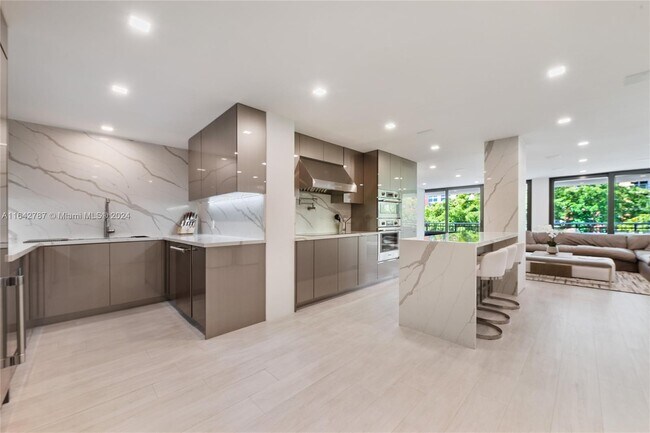 Building Photo - 2901 S Bayshore Dr