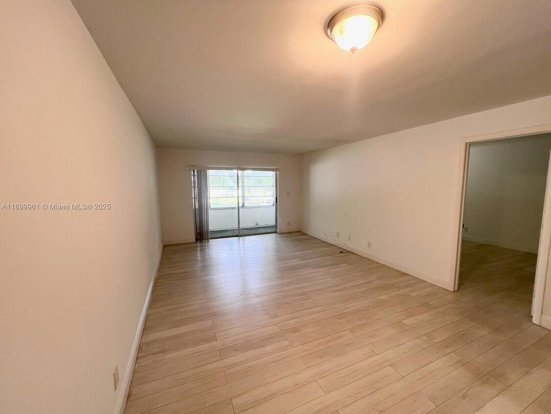 Foto principal - 5510 Lakewood Cir N