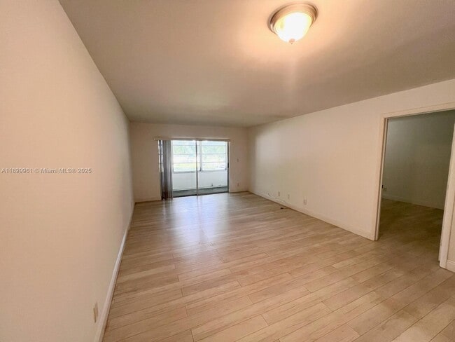 Building Photo - 5510 Lakewood Cir N