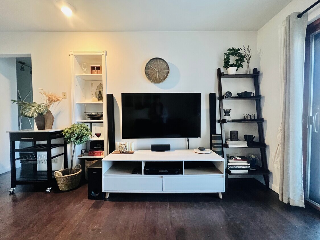 Cozy furnished unit - 3210 Clifton Ave