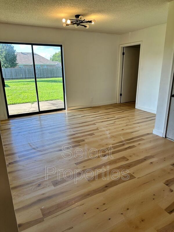 Building Photo - 220 Ada Dr