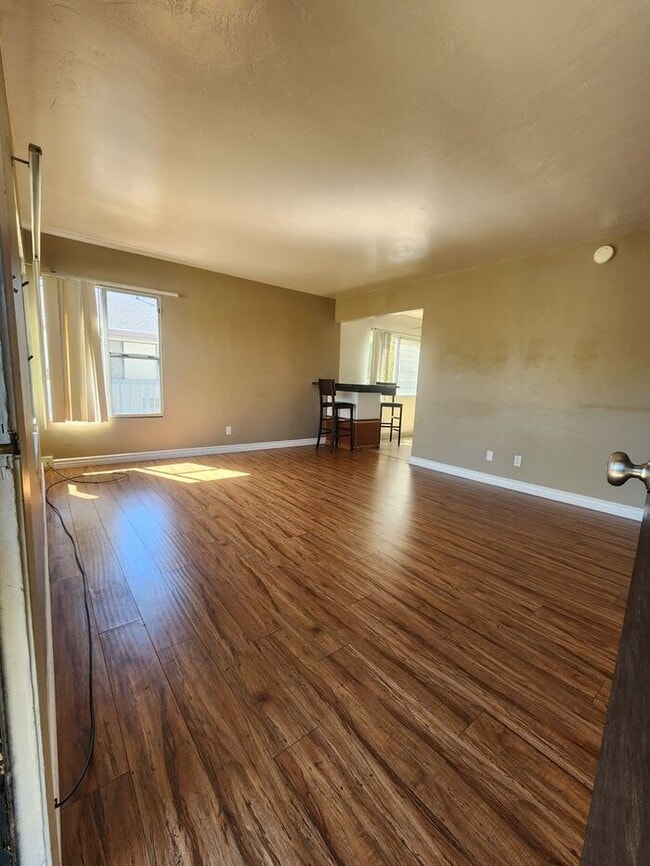 Building Photo - Spacious 2BR Duplex For Rent. Close to Sail Bay and only 6 Blocks to the Beach