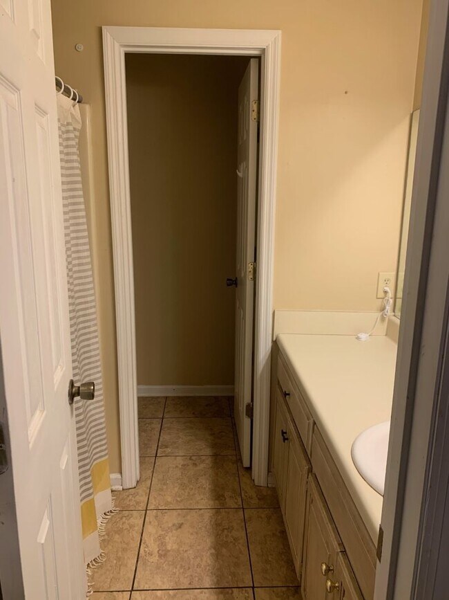 Building Photo - Gorgeous Duplex Available March!
