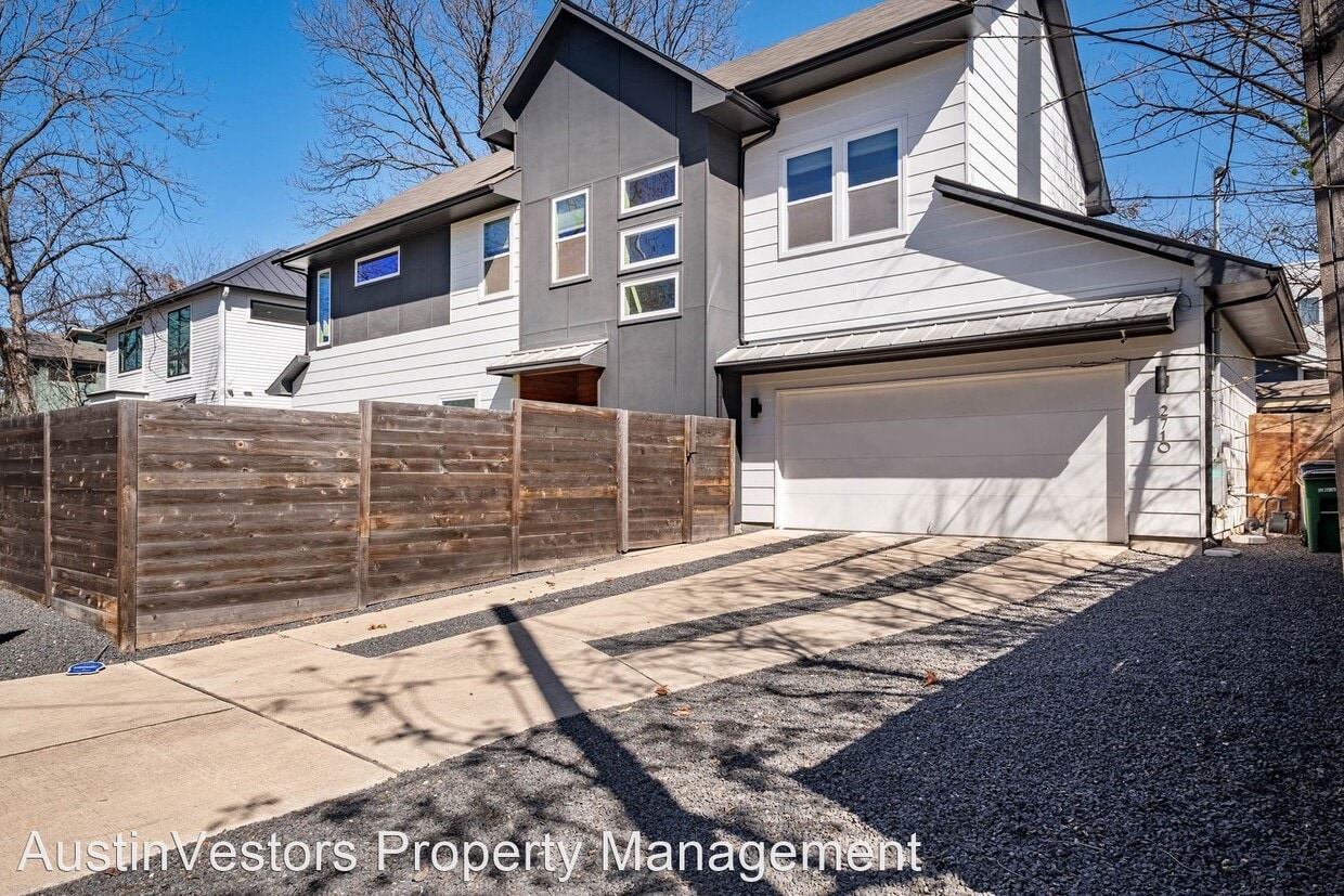 Primary Photo - 3 br, 2.5 bath House - 2710 E 4th St