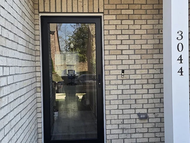 Foto del edificio - 3044 Duvall Dr