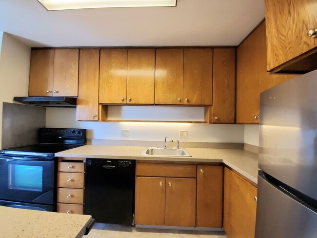 Building Photo - Spacious, sunny Woodlake Condo