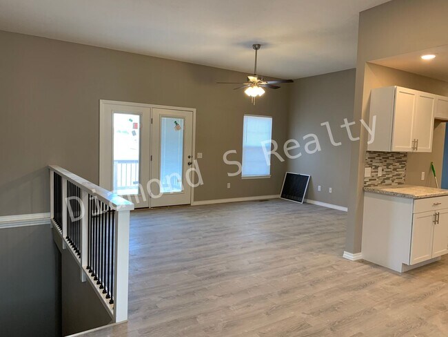 Building Photo - 5 Bedroom Home Located in Ozark!