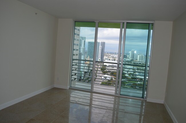 SALÓN CON BALCÓN - 325 S Biscayne Blvd