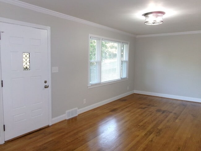 Building Photo - Classic ranch style home with basement for...