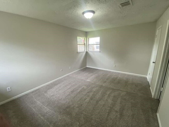 Foto del edificio - 3306 Trail Lake Dr