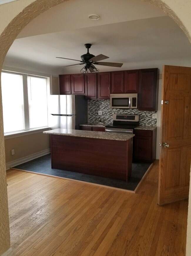 Photo - 2331 S Lombard Ave Apartments