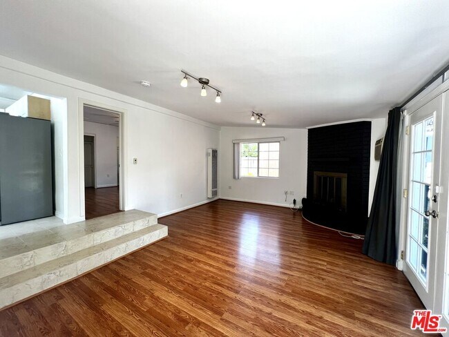 Foto del edificio - 364 N San Vicente Blvd
