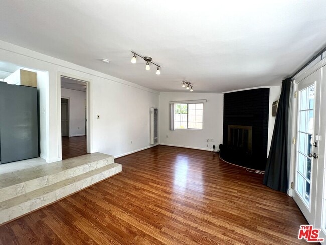 Building Photo - 364 N San Vicente Blvd