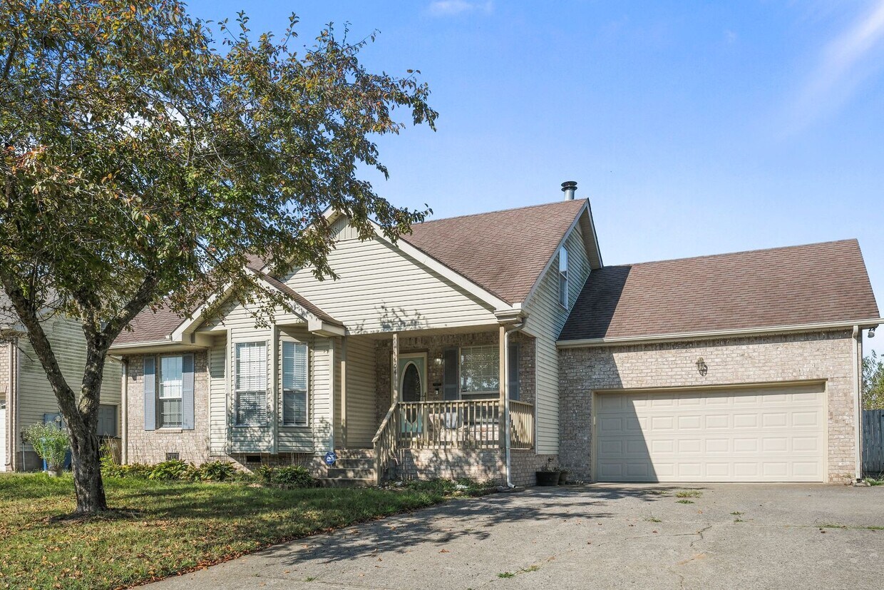 Primary Photo - Pet Friendly, 4 Bedroom 2 bath Beautiful H...