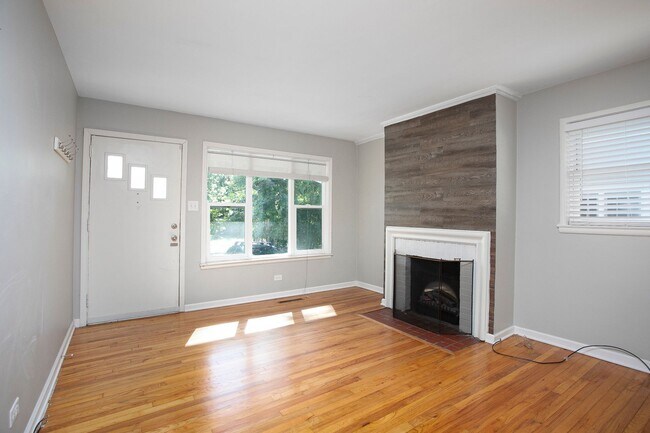 Foto del edificio - Gorgeous Updated 3 Bed In Trinity Park - P...