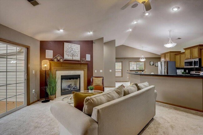 Building Photo - Gorgeous 3BED/2Bath New Berlin Condo!