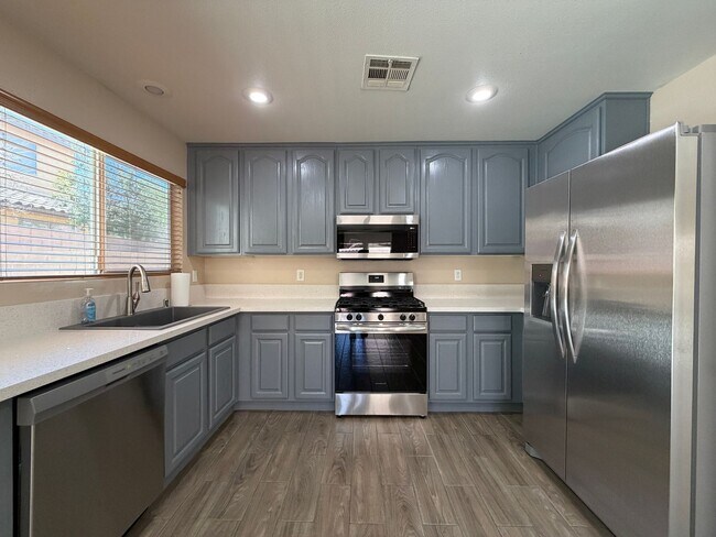 Foto del edificio - SPACIOUS SINGLE STORY HOME IN SOUTHERN HIGHLANDS WITH NEW KITCHEN APPLIANCES