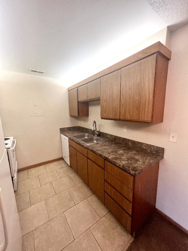Foto del edificio - 5120 Emerald Dr