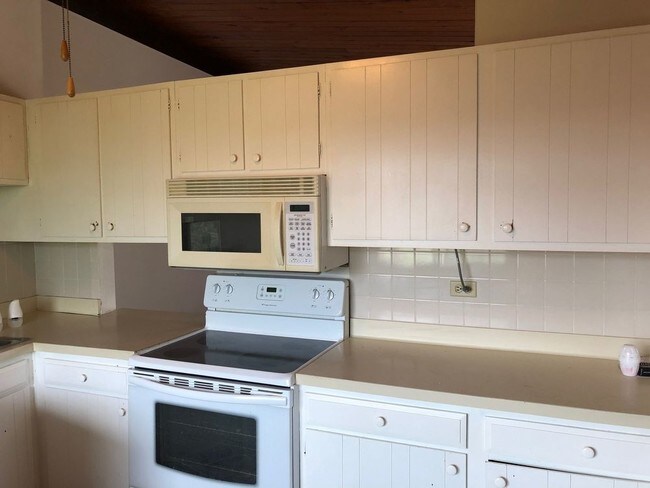 Building Photo - Wonderful 2 Bedroom 1 Bath Lansing Condo