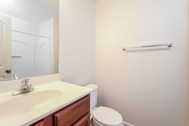 Building Photo - Beautiful Kept Upper Level 2 Bedroom 2 Ful...