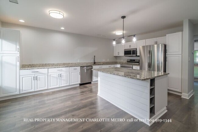 Foto del edificio - 3BR Townhome - Lake Living in Vineyard Point with Boat Slip Access Near Lake Norman
