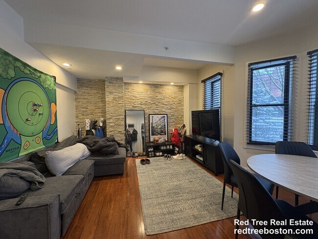 Building Photo - 1203 Beacon St