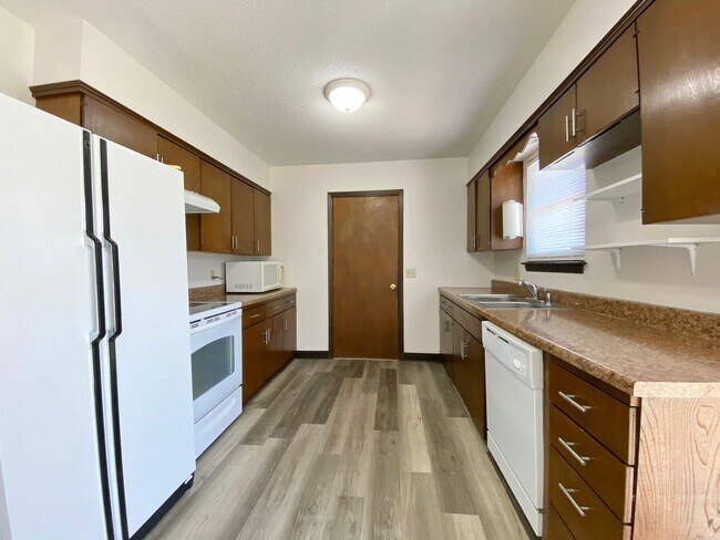 Building Photo - 3 Bed 1 Bath with Attached Garage