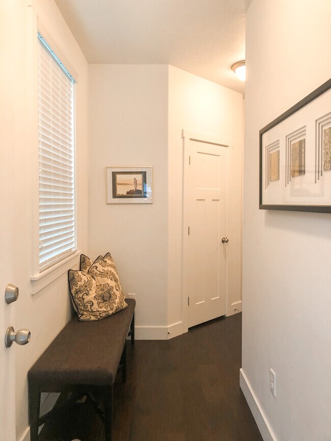 Foto del edificio - 4162 N Cresthaven Ln