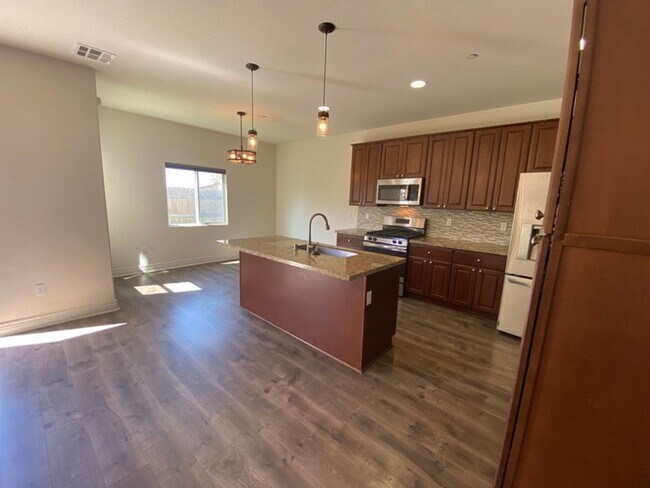 Building Photo - Like New Spacious Home in Gated Community