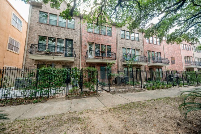 Building Photo - Gracious Townhouse for Rent in Great Midto...