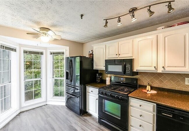 Building Photo - 501 Riverview Dr