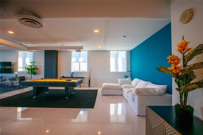 Foto del edificio - 700 NE 25th St