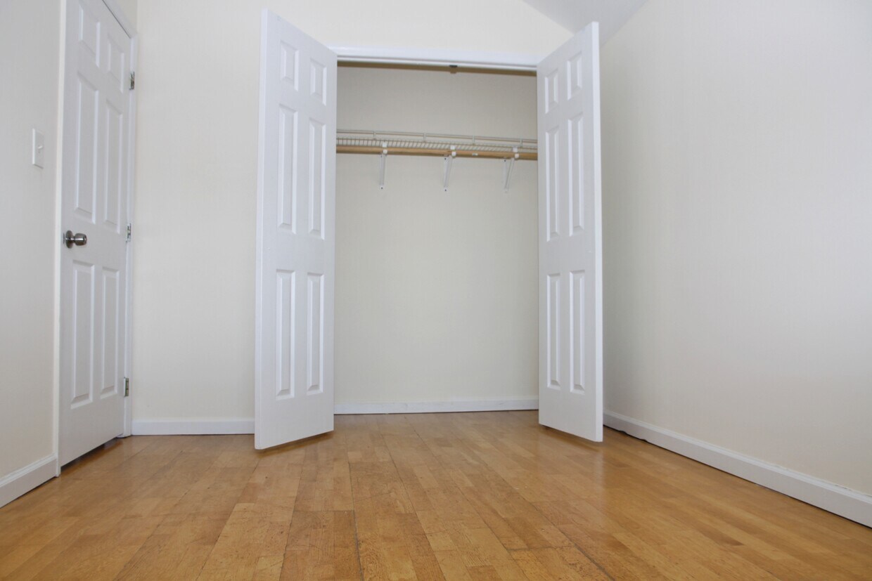 Building Photo - 3941 Laconia Ave