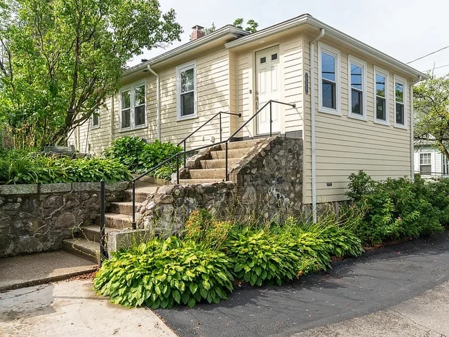 Building Photo - 151 Walsh St