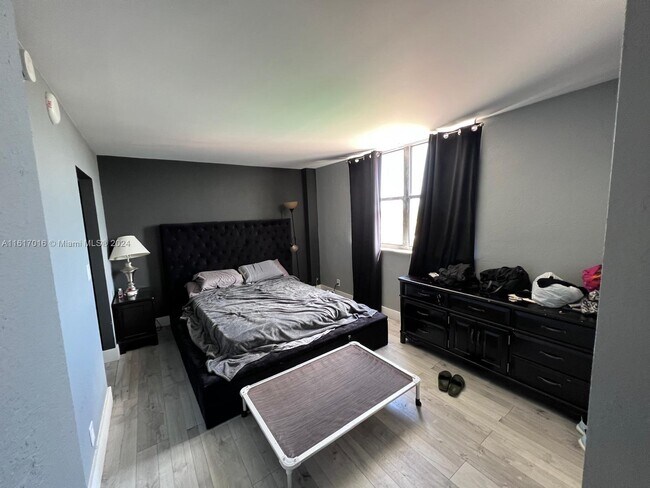 Foto del edificio - 2450 NE 135th St