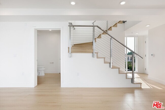 Foto del edificio - 8561 Belmont St