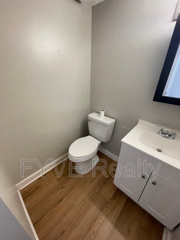 Building Photo - 408 Crestview Dr