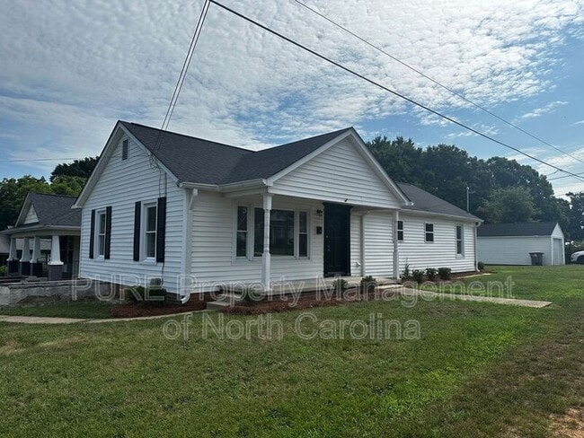 Building Photo - 1101 Woodlawn St