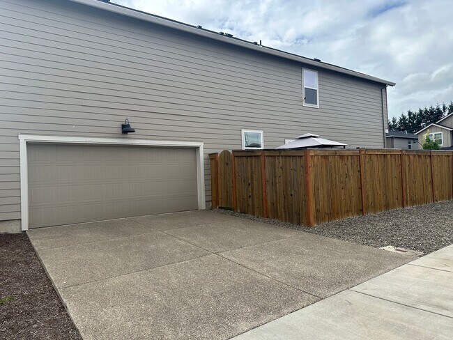 Foto del edificio - Newer 4 bedroom 2.5 bathroom house!