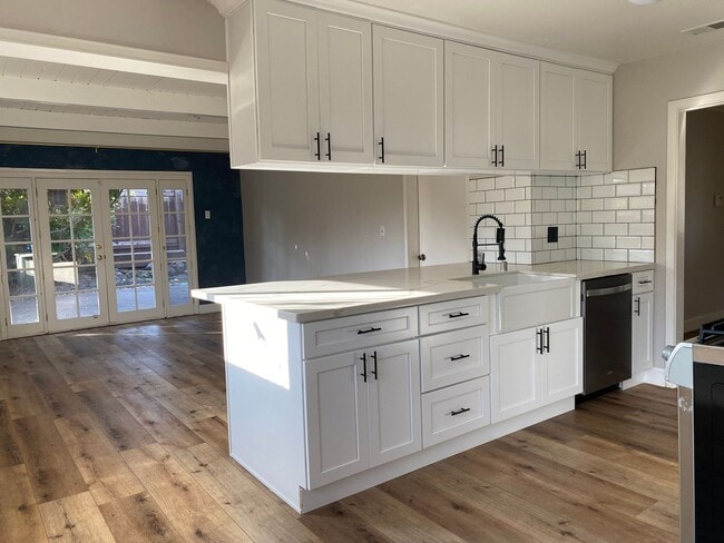 Foto del edificio - 385 Maureen Ln