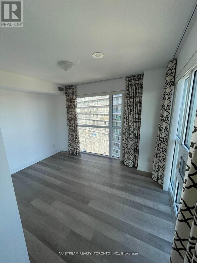 Photo du bâtiment - 275 Yorkland Rd