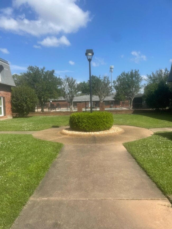 Building Photo - Move- In Ready