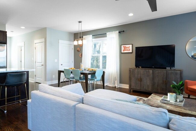 Foto del edificio - 3 Bed, 3 Bath East Nashville Beauty!
