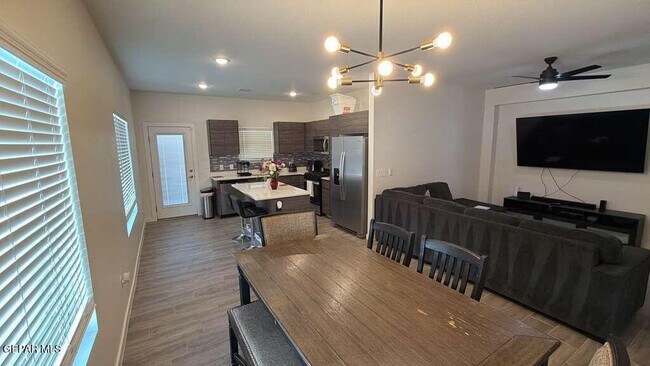 Foto del edificio - 476 Deserts Dr