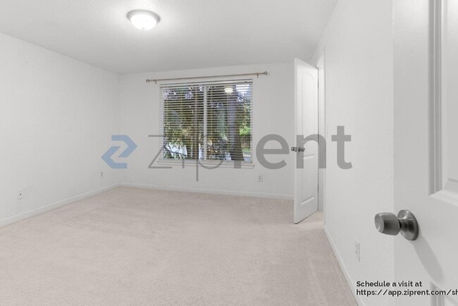 Building Photo - 9917 Holly Dr