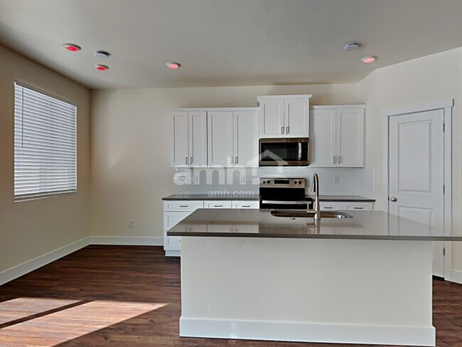 Building Photo - 749 S Rocker Ave