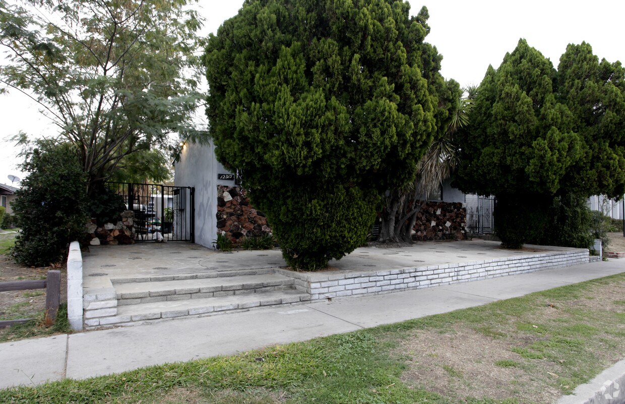 Primary Photo - 12315 Burbank Blvd